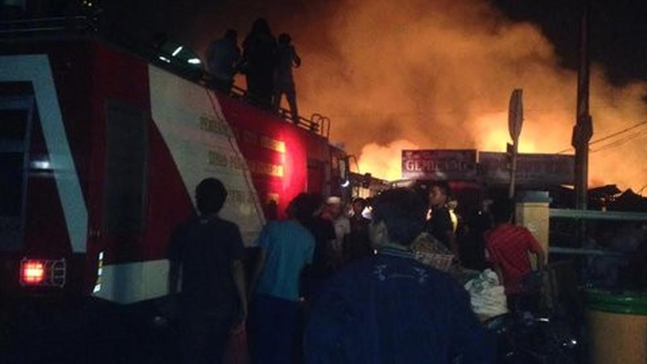 Pasar tradisional Pekanbaru terbakar, ratusan pedagang menangis