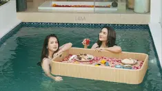 Dea Annisa terjun ke dunia seni peran tahun 2000 saat berusia 4 tahun, sementara Ersya Aurelia aktif di industri hiburan tahun 2008 saat usianya 8 tahun. Main bareng di sinetron Anak Jalanan: A New Beginning keduanya langsung merasa klik satu sama lainnya bahkan kerap terlihat bersama hingga baru-baru ini liburan bareng. (Liputan6.com/IG/@ersyaurel)