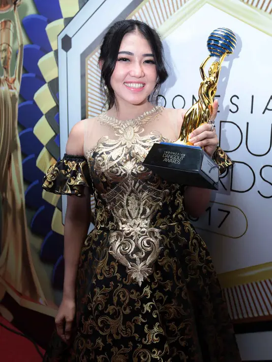Yang terbaru perempuan kelahiran Surabaya, 1 Oktober 1990 itu dinobatkan sebagai Penyanyi Dangdut Wanita Populer ajang Indonesian Dangdut Awards 2017 yang pada Jumat (13/10). (Deki Prayoga/Bintang.com)