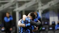Striker Inter Milan, Romelu Lukaku dan Lautaro Martinez, melakukan selebrasi usai mencetak gol ke gawang Sassuolo pada laga Liga Italia di Stadion Giuseppe Meazza, Rabu (7/4/2021). Inter Milan menang dengan skor 2-1. (AP/Antonio Calanni)