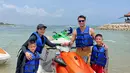 Dalam liburannya kali ini Titi Kamal mengajak anak-anak untuk menikmati serunya naik jetski. Memang banyak sekali pantai di Bali yang menawarkan serunya olahraga air dengan berbagai macam pilihan wahana. Tampil dengan jaket pelampung, momen ini banyak diabadikan di media sosial Instagram. (Liputan6.com/IG/titi_kamall)