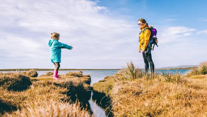 [bintang] Sejauh Apa Pun Pergi, 3 Zodiak Ini Nggak Akan Lupa Keluarga