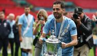 Bernardo Silva dari Manchester City memegang trofi juara setelah pertandingan final Piala FA Inggris antara Chelsea dan Manchester City di London, Sabtu, 16 Mei 2026. (AP Photo/Richard Pelham)