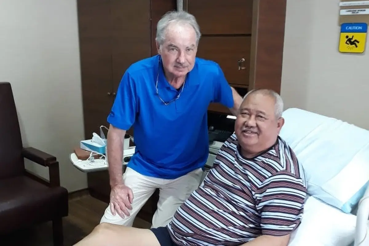 Alfred Riedl saat menjenguk mantan manajer timnas Indonesia, Andi Darussalam di Singapura, 2018 lalu