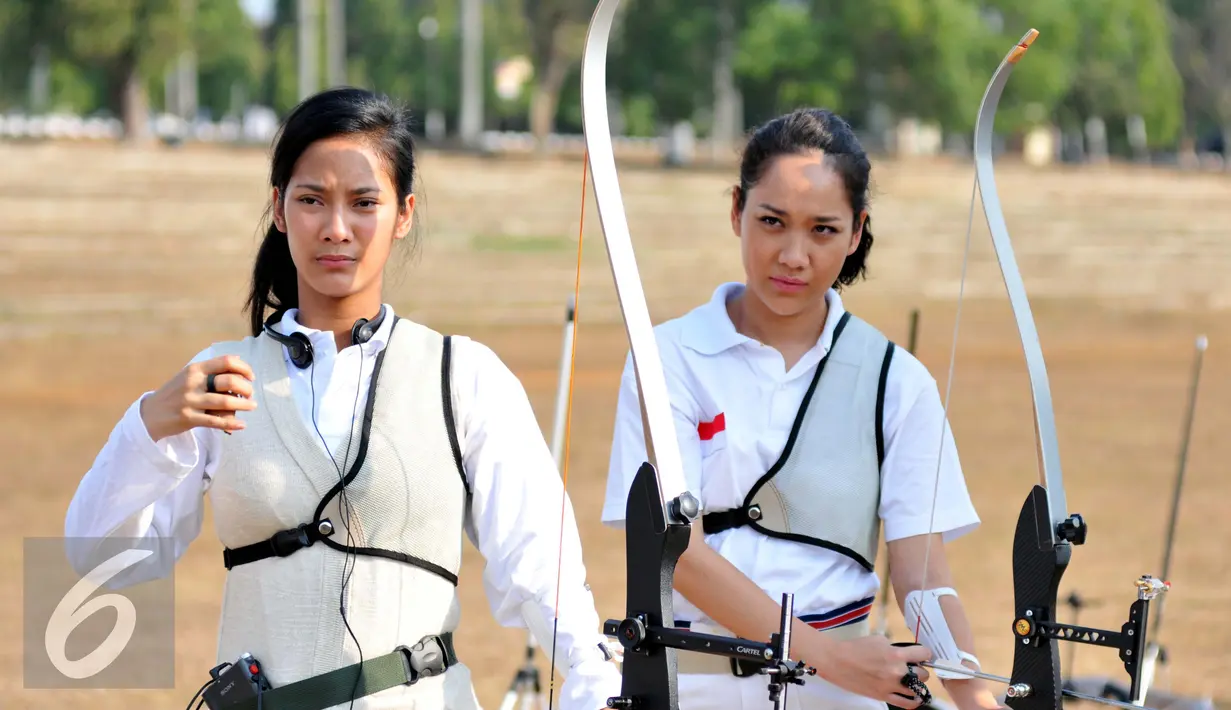 Tara Basro (kiri) bersama BCL bersiap melepaskan panahnya saat syuting film 3 SRIKANDI di kawasan Buperta Cibubur, Jumat (24/7/2015). Tara Basro dan BCL menjadi atlet panahan dalam film tersebut. (Liputan6.com/Panji Diksana)