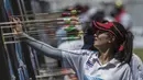 Seorang pepanah mengambil anak panah pada Invitation Tournament cabang panahan nomor compound di Lapangan Panahan Senayan, Jakarta, Sabtu (10/2/2018). Event ini merupakan pemanasan jelang Asian Games 2018. (Bola.com/Vitalis Yogi Trisna)