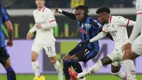 Pemain AC Milan, Emerson Royal, mengawal ketat penyerang Atalanta, Ademola Lookman, dalam pertandingan giornata 15 Serie A Liga Italia di Gewiss Stadium, Sabtu (7/12/2024) dini hari WIB. (Spada/LaPresse via AP)