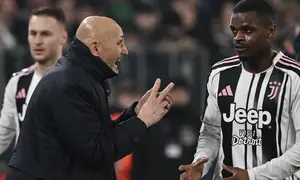 Pelatih Juventus asal Italia, Luciano Spalletti (kiri), berbicara dengan bek Juventus asal Prancis bernomor punggung 15, Pierre Kalulu Kyatengwa, selama pertandingan Serie A Italia antara Juventus dan Lazio di stadion Allianz di Turin, Senin dini hari WIB. (Isabella BONOTTO/AFP)