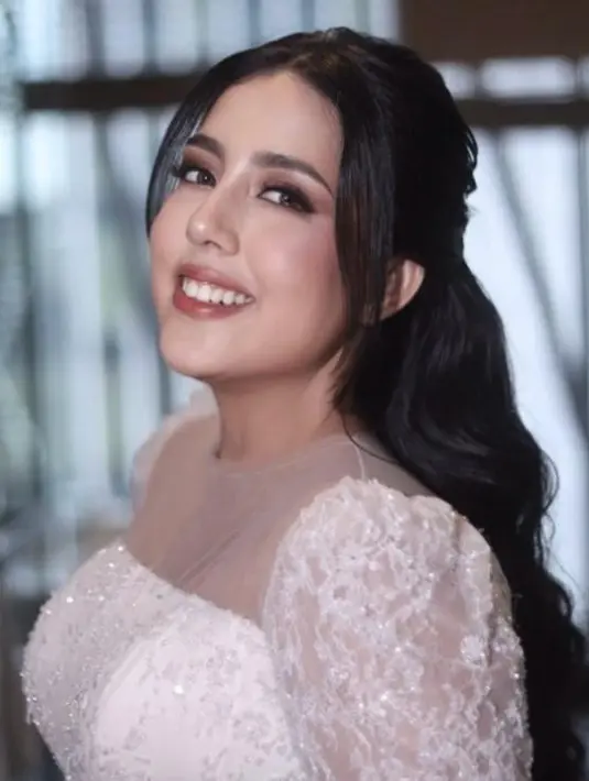 Detail kerah square neck pada gaun, menciptakan ilusi leher yang lebih panjang dan menarik perhatian pada tulang selangka.  [@byputrida/@vgmakeupstudio/@christiebasill]