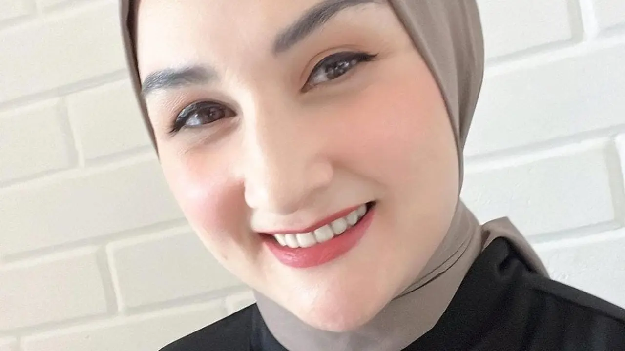 Mona Ratuliu Tampil Berhijab