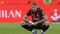 Ekspresi&nbsp;Santiago Gimenez usai AC Milan dikalahkan Cremonese di pekan pertama Serie A 2025/2026 di San Siro, Minggu (24/08/2025). (AP Photo/Luca Bruno)