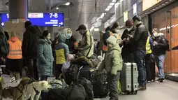 Pengungsi dari zona perang Ukraina menunggu di Stasiun Pusat Berlin, Selasa (1/3/2022). Menjelang malam, diperkirakan 300 orang tiba di Berlin dengan kereta api. Sejumlah relawan kemudian merawat orang-orang yang terdampar. (Paul Zinken/dpa via AP)