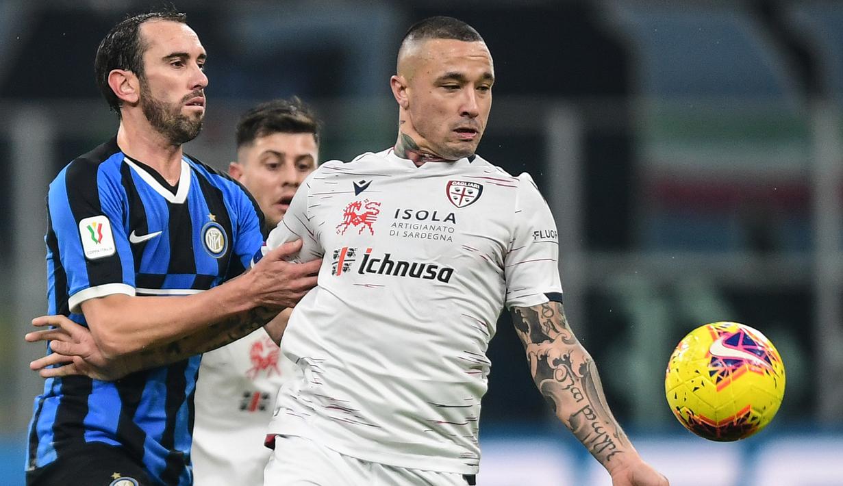 2. Radja Nainggolan (Cagliari) - Meski terbuang dari Inter Milan, gelandang serang berusia 31 tahun ini mampu kembali menunjukan kemapuannya di Cagliari. Dari 21 penampilannya, Radja Nainggolan menyumbangkan 5 gol dan 5 assist di musim ini. (AFP/Miguel Medina)