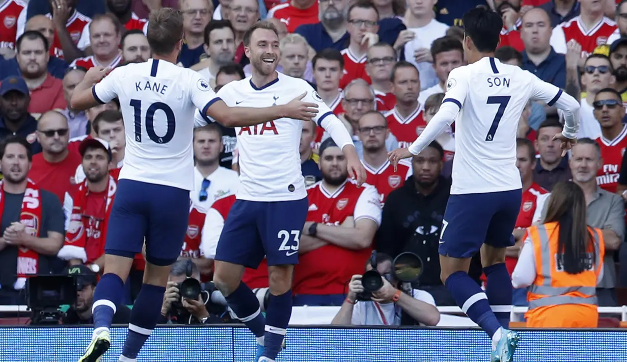 Gelandang Tottenham Hotspur, Christian Eriksen (tengah) berselebrasi usai mencetak gol ke gawang Arsenal pada pertandingan Liga Inggris di stadion Emirates di London (1/9/2019). Arsenal bermain imbang 2-2 atas Tottenham. (AP Photo/Alastair Grant)