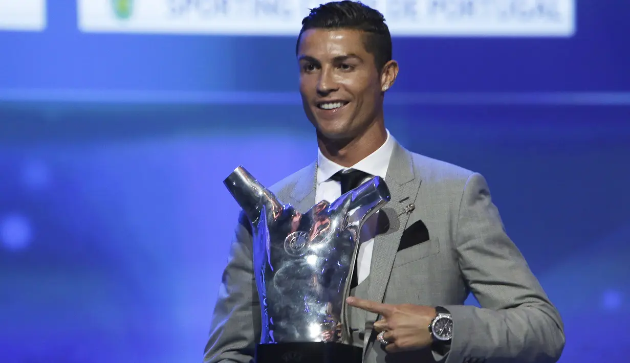 Cristiano Ronaldo saat menerima trofi penghargaan pemain terbaik Eropa 2016-2017 di Grimaldi Forum, Monaco, (24/8/2017). Ronaldo mengalahkan Messi dan Buffon yang termasuk dalam nominasi. (AP/Claude Paris)