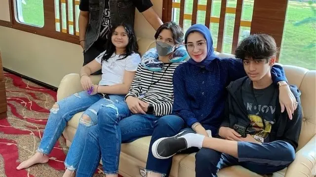 Potret Mewah Kereta Sewaan Andre Taulany