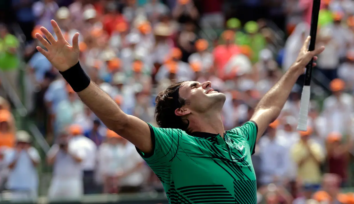 Roger Federer melakukan selebrasi usai memenangkan pertandingan pada final Miami Terbuka di Crandon Park, Florida (2/4). Federer menundukkan rival lamanya, Rafael Nadal dua set langsung 6-3, 6-4. (AP Photo/Lynne Sladky)