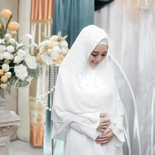 Jadi Mualaf Ini 6 Potret Monica Imas, Istri Rizal Armada yang Berhijab