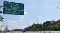 Sejumlah kendaraan melintasi tol cikampek, Jawa Barat, Senin (13/7/2015). Volume kendaraan yang keluar pada ruas jalan Tol Cikampek dari Minggu (12/7) pagi hingga Senin (13/7), terpantau ramai lancar. (Liputan6.com/Herman Zakharia)