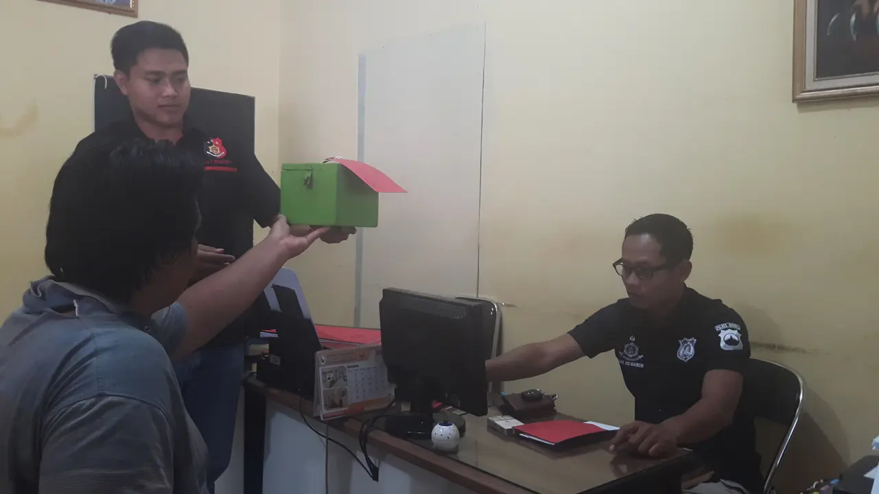 Pencuri kotak amal