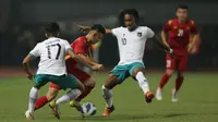 Pemain Timnas Indonesia U-19, Ronaldo Kwateh (kanan) berusaha merebut bola dari pemain Vietnam&nbsp;saat laga Grup A Piala AFF U-19 2022 antara Timnas Indonesia U-19 melawan Timnas Vietnam U-19 di Stadion Patriot Candrabhaga, Bekasi, Jawa Barat, Sabtu (02/07/2022). (Bola.com/Ikhwan Yanuar)