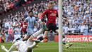 Gelandang Manchester United, Scott McTominay (kanan) mencetak gol pertama timnya ke gawang Coventry City pada laga semifinal Piala FA 2023/2024 di Wembley Stadium, London, Minggu (21/4/2024). (AP Photo/Alastair Grant)