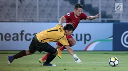 Pemain Timnas Indonesia U-19, Egy Maulana Vikri (kanan) mencoba mengecoh kiper Chinnese Taipei, Li Guan Pei saat laga penyisihan Grup A Piala AFC U-19 2018 di Stadion GBK, Jakarta, Kamis (18/10). Indonesia unggul 3-1. (Liputan6.com/Helmi Fithriansyah)