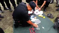 Gegana Brimob Polda Riau memeriksa isi ransel yang dibawa seorang pria di Pekanbaru, Riau. (Liputan6.com/M Syukur)