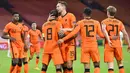 Para pemain Belanda merayakan gol yang dicetak oleh Georginio Wijnaldum ke gawang Bosnia and Herzegovina pada laga UEFA Nations League di Johan Cruyff ArenA, Senin (16/11/2020). Belanda menang dengan skor 3-1. (John Thys/Pool via AP)