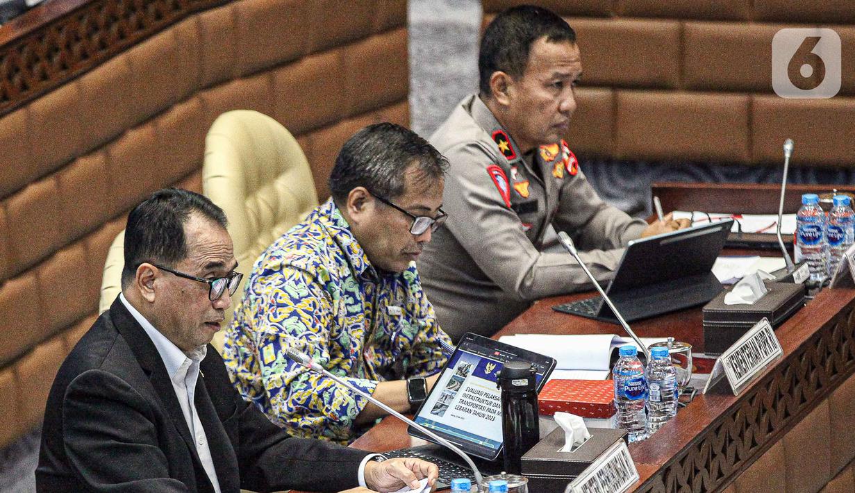 Berdasarkan slide presentasi yang ditampilkan saat raker tersebut, Kemenhub mencatat jumlah penumpang angkutan umum selama periode mudik Lebaran 2023 berjumlah 17,33 juta penumpang atau naik 15,28 persen dibandingkan tahun 2022 sebanyak 15,03 juta penumpang. (Liputan6.com/Faizal Fanani)