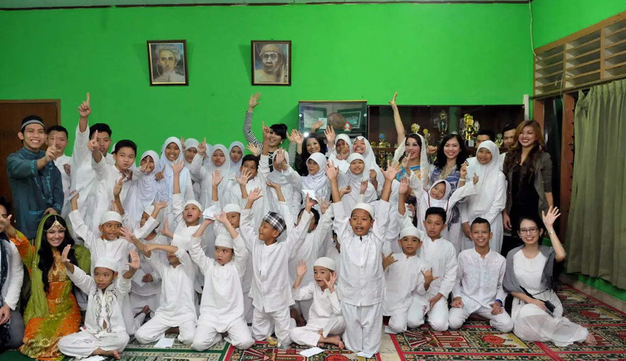 Di akhir acara, Fifie tak lupa untuk mengabadikan fotonya bersama teman dan anak-anak yatim di yayasan Muhammadiyah, Jakarta, (14,7/14) (Liputan6.com/ Panji Diksana)