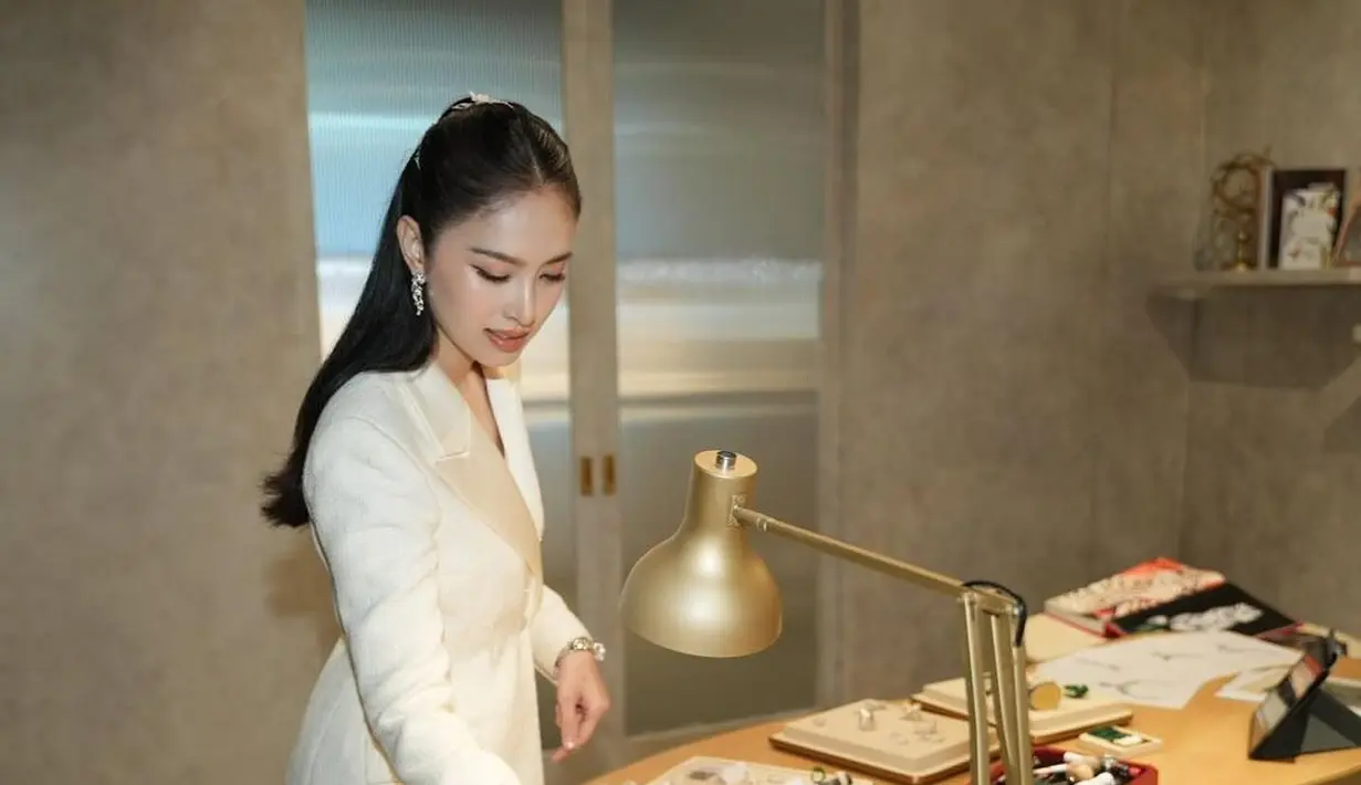 Nong Poy tampil manis dengan tweed blazer yang dipadukan dengan rok tulle panjang [@poytreechada]