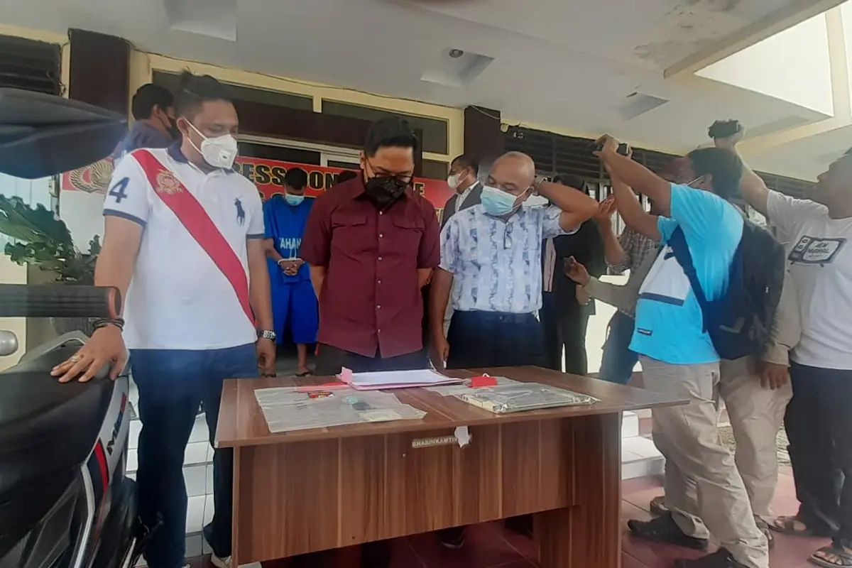 Kasat Reskrim Polres Gorontalo Kota, Iptu Muhammad Nauval Seno saat menggelar Konfrensi Pers (Arfandi Ibrahim/Liputan6.com)