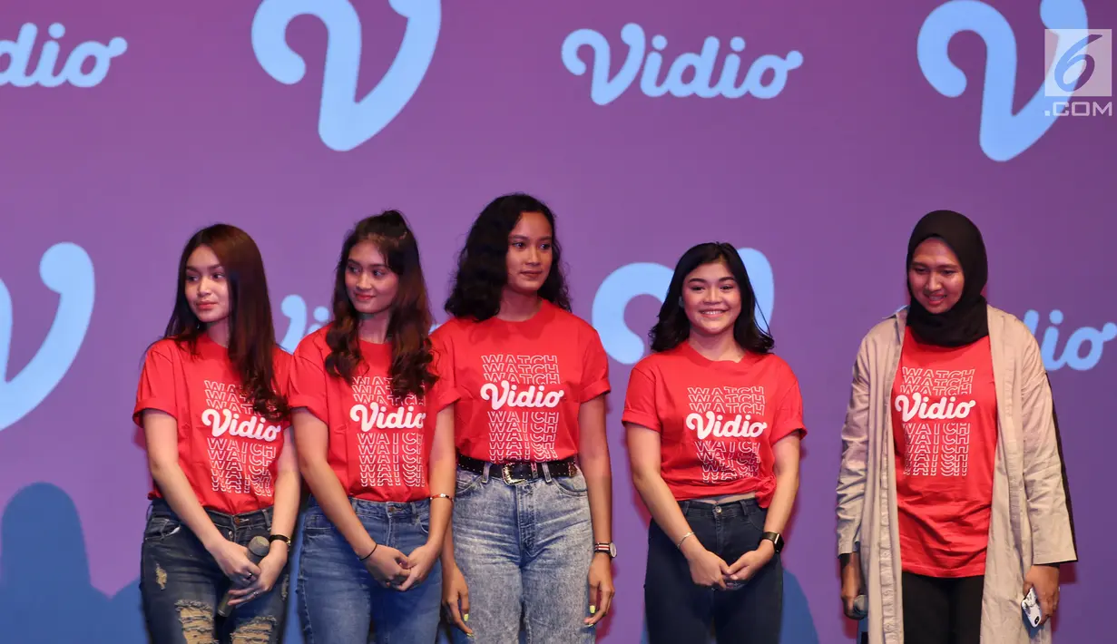 Head Of Marketing Vidio Ade Muti (kanan) bersama para pemain Girls In The City saat peluncuran Vidio Original Series di Jakarta, Jumat (22/3). Girls In The City tayang di vidio.com. (Liputan6.com/JohanTallo)