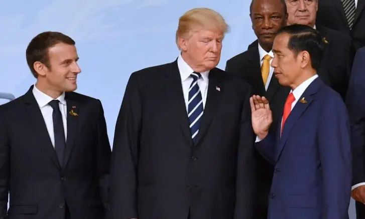 Presiden Jokowi dan Presiden Amerika Serikat Donald Trump berbincang sebelum sesi foto bersama di Forum G20 di Hamburg, Jerman (Setpres)