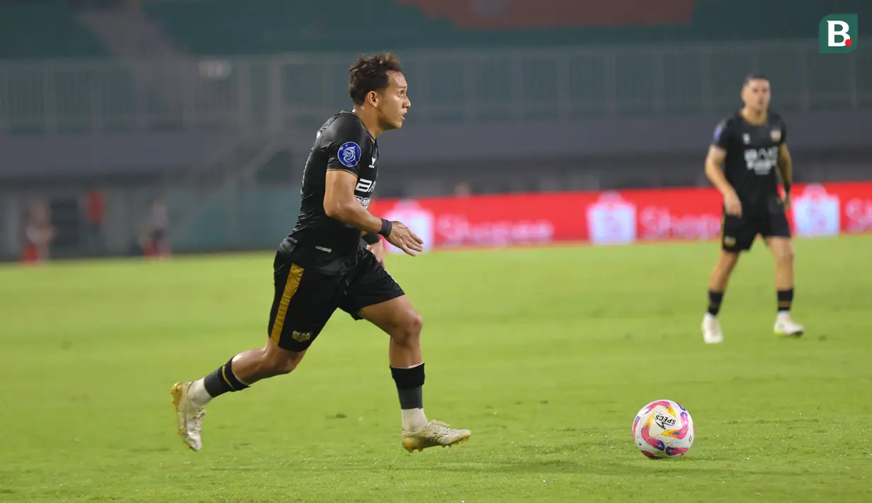 Aksi Egy Maulana Vikri saat Dewa United melawan Persija Jakarta pada BRI Liga 1 2024/2025 di Stadion Pakansari, Sabtu (8/2/2025). (Bola.com/Abdul Aziz)