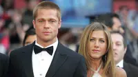 Aktor Brad Pitt dan istrinya Jennifer Aniston tiba untuk menghadiri pemutaran film sutradara AS Wolfgang Petersen "Troy", di Festival Film Cannes ke-57 di kota Riviera Prancis, (13/5/2004). (AFP PHOTO / Boris Horvat)