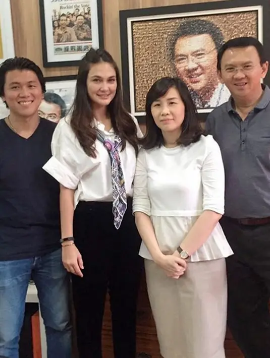 Dukungan buat Ahok juga muncul dari artis cantik Luna Maya. Dengan mengunggah foto bersama Ahok. "Maju Terus dan tetap semangat" tulis lunamaya. (Instagram/lunamaya)