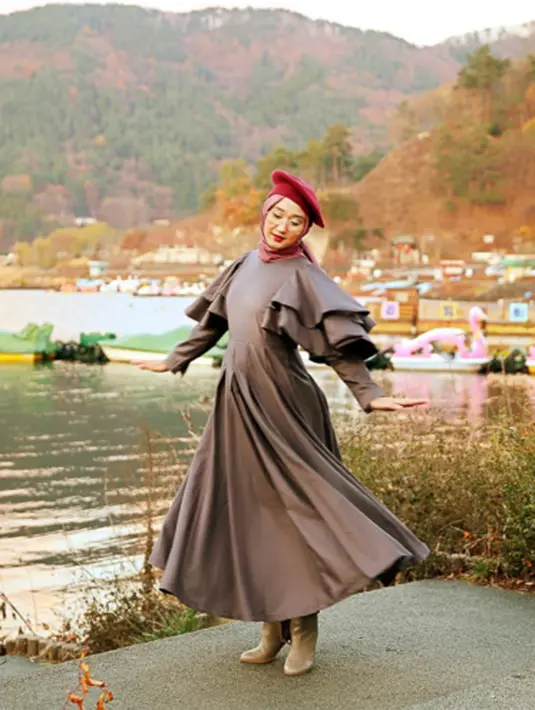 Wanita kelahiran 14 Januari 1991 ini adalah inspirasi 'Hijab Street Style' atau gaya baru dalam berhijab. (viainstagram@dianpelangi/Bintang.com)