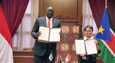 Menteri Luar Negeri RI, Retno Marsudi, dan Wakil Menteri Luar Negeri Sudan Selatan, Honorable Deng Dau Deng Malek, disela-sela Sidang Majelis Umum PBB ke-77 di New York (20/09/22). (Dok: Kemlu RI)