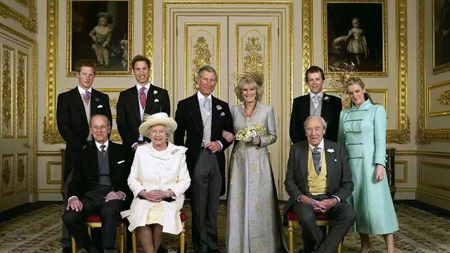 Raja Charles III dan Permaisuri Camilla berpose bersama keluarga di hari pernikahan mereka pada 9 April 2005.