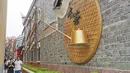 Orang-orang mengunjungi sebuah blok budaya di Wilayah Nanchang, Provinsi Jiangxi, China timur, pada 2 Oktober 2020. Banyak wisatawan dan warga setempat berkunjung ke blok budaya tersebut untuk bernostalgia dan bertamasya selama liburan Hari Nasional. (Xinhua/Wan Xiang)
