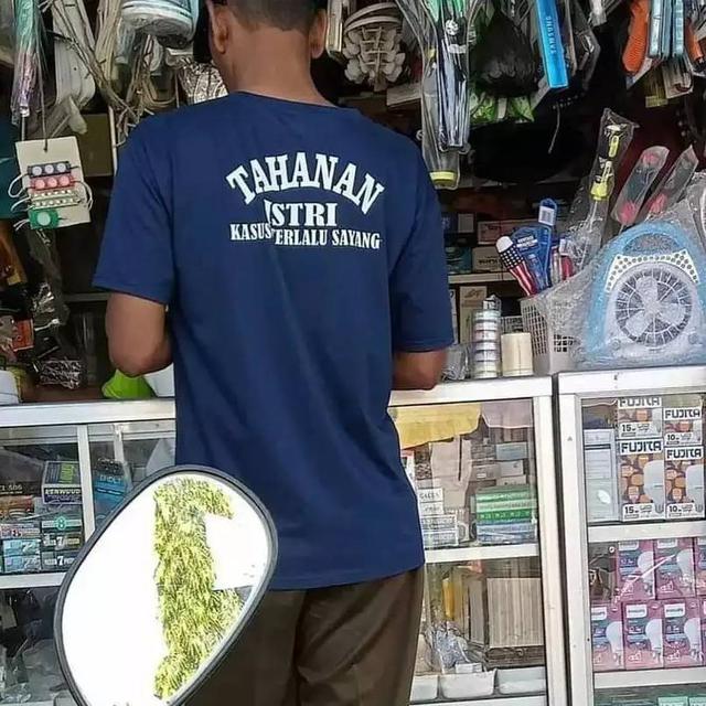 10 Potret Tulisan Nyeleneh di Belakang Kaos Ini Bikin Tepuk Jidat