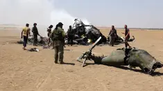 Pemberontak Suriah memeriksa reruntuhan helikopter milik Rusia yang ditembak jatuh di wilayah Idlib, Suriah, Senin (1/8). Helikopter berjenis Mi-8 itu membawa tiga kru dan dua petugas yang diperkirakan tewas. (Mohamed al - Bakour/AFP)