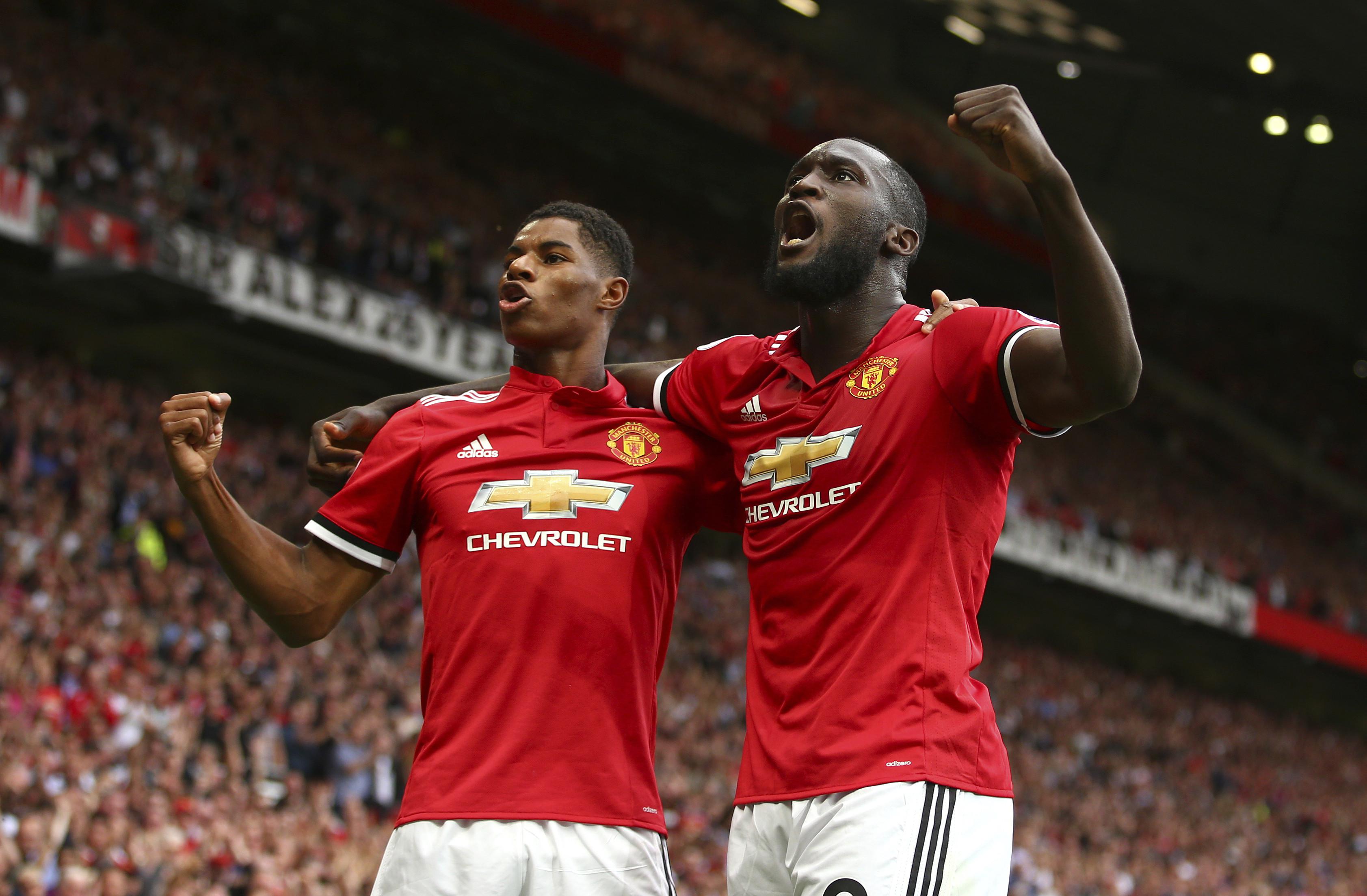 Romelu Lukaku (kanan) yakin bisa menciptakan duet mematikan bersama Marcus Rashford di Manchester United (MU). (AP Photo/Dave Thompson)