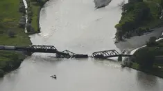 Bagian dari kereta barang terlihat di Sungai Yellowstone setelah jembatan kereta api runtuh , dekat Columbus, Montana, Amerika Serikat, Sabtu, 24 Juni 2023. (Larry Mayer/The Billings Gazette via AP)
