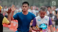 Ekspresi sejumlah pelari saat mencapai garis finis Jakarta Marathon 2018 di Gelora Bung Karno, Jakarta, Minggu (28/10). 12.500 pelari meramaikan Jakarta Marathon 2018 yang di sponsori PLN. (Liputan6.com/Faizal Fanani)
