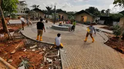 Sejumlah pekerja terlihat di pembangunan penambahan ruang isolasi di Rumah Lawan COVID (RLC) Serpong, Tangerang Selatan, Kamis (11/2/2021). Pemkot Tangsel membangun tenda darurat berkonsep Tenda Glamour Camping untuk menampung pasien Covid-19 di pusat karantina itu. (Liputan6.com/Angga Yuniar)