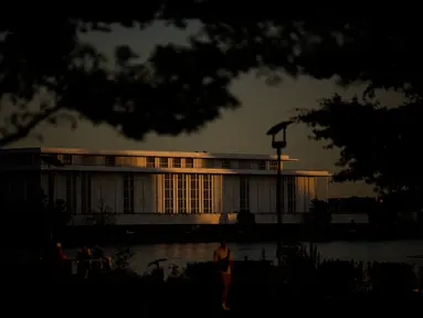 Tampak bagian luar John F. Kennedy Center for the Performing Arts di Washington, Amerika Serikat. Dewan Kennedy Center memutuskan untuk segera menutup gedung utama guna menjalani renovasi selama dua tahun. (Andrew Harnik/Getty Images/AFP)