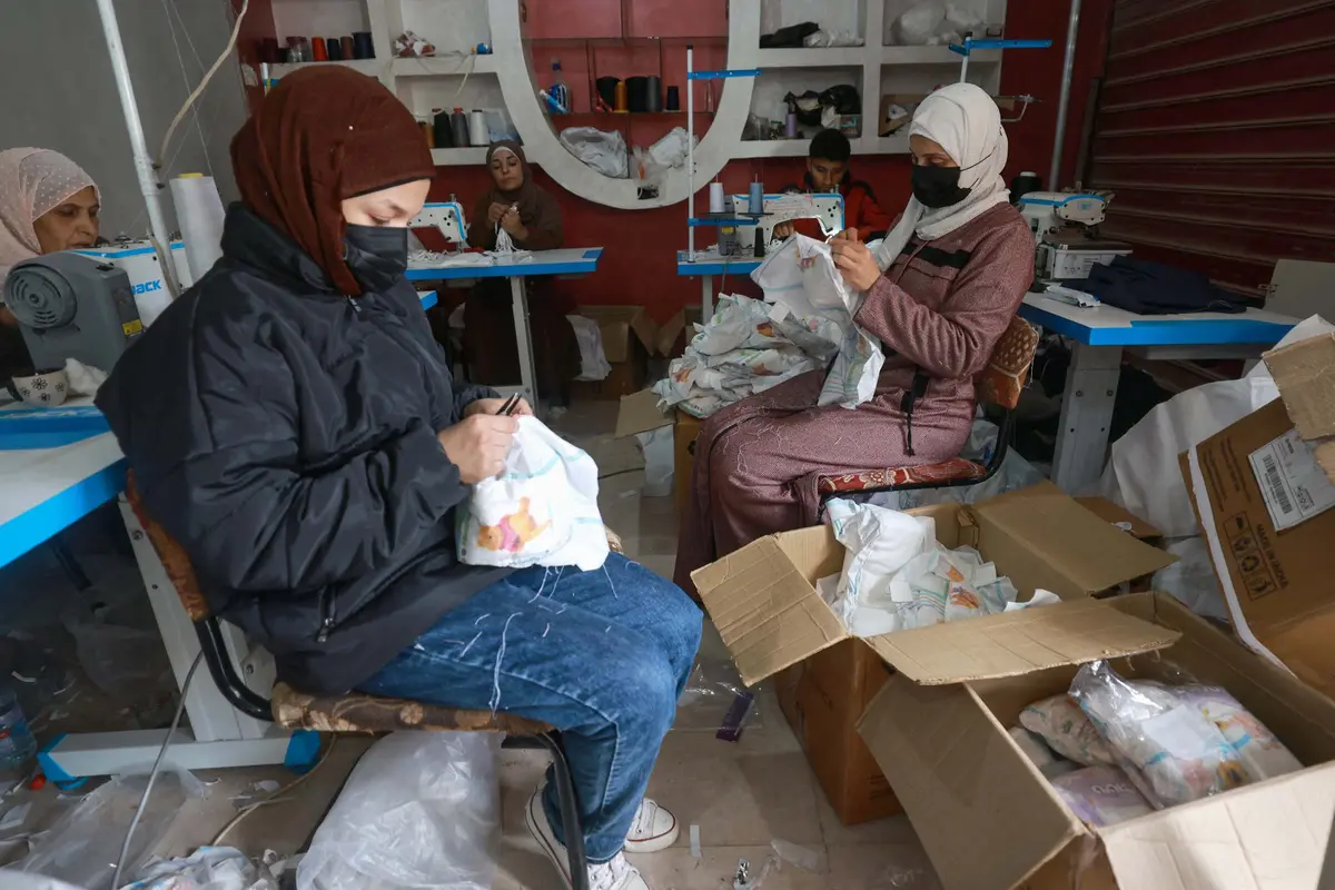 Perempuan Palestina Penuhi Kebutuhan Popok untuk Bayi dan Anak-Anak